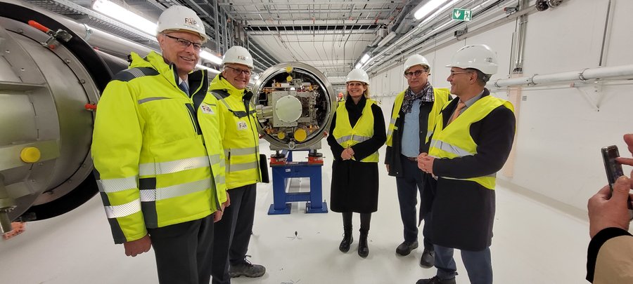 Erste supraleitende Magnete im SIS100-Tunnel