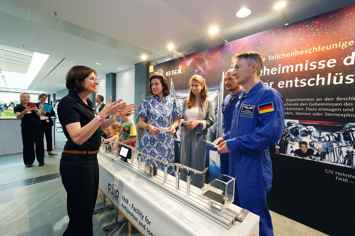 Bundesforschungsministerin Dorothee Bär war mit den ESA-Astronauten Alexander Gerst und Matthias Maurer und Polarforscherin Stefanie Arndt zu Besuch. Jutta Leroudier, GSI-/FAIR-Presse- und Öffentlichkeitsarbeit, erläuterte die Forschungsaktivitäten.