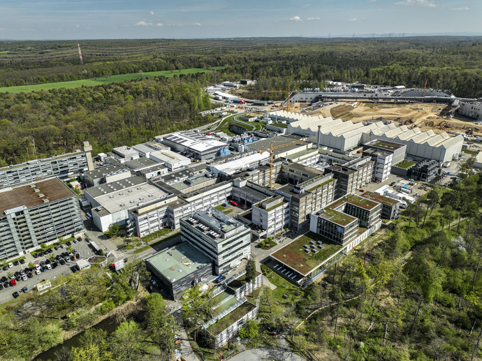 Die GSI/FAIR-Gebäude sind von oben zu sehen, von grüner Vegetation umgeben.
