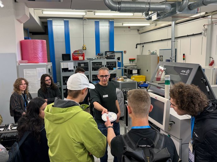 Rundgang – Viele Stationen auf dem GSI/FAIR-Campus öffneten ihre Türen für die BVSR-Studierenden, wie beispielsweise die Abteilung Experimentelektronik.