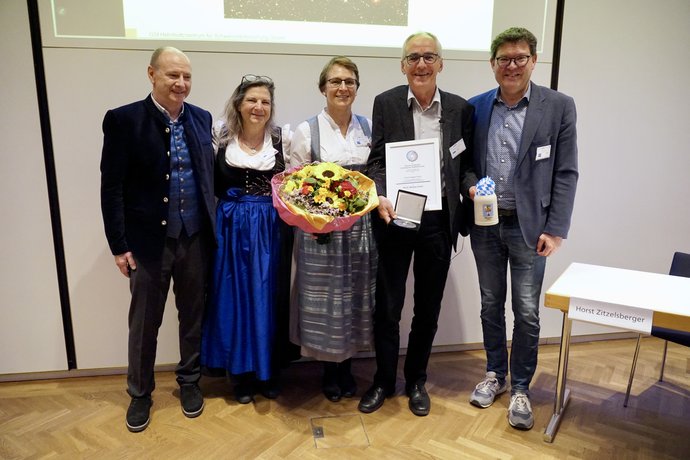 Preisübergabe durch die Organisator*innen der Jahrestagung und den Vorstand der DeGBS. Preisübergabe durch die Organisator*innen der Jahrestagung und den Vorstand der DeGBS.