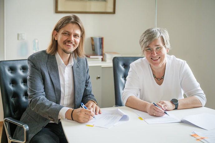 Professor Maxim Mai und JLU-Präsidentin Professorin Katharina Lorenz bei der Unterzeichnung. 