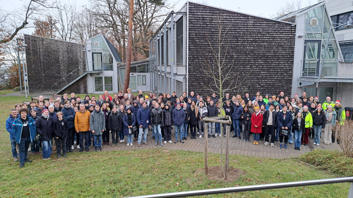 Gruppenfoto der Teilnehmenden von Saturday Morning Physics 2025 Gruppenfoto der Teilnehmenden von Saturday Morning Physics 2025