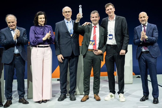 Preisübergabe des Electrifying Ideas Award beim eSummit 2026